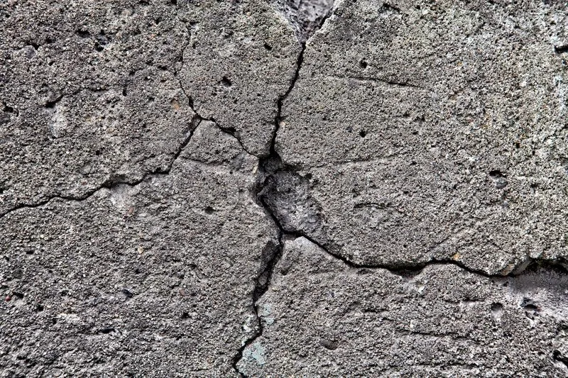 Дефект на бетонной стене