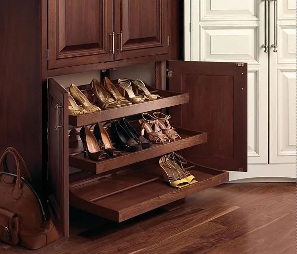 Выдвижные полки в шкафу для обуви