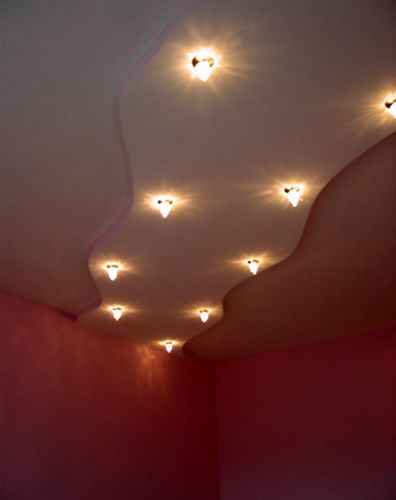 Спросим у дизайнеров, как расположить точечные светильники на потолке