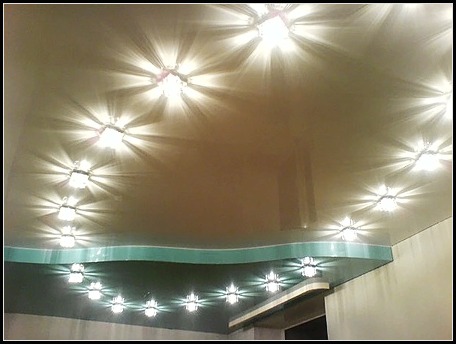Спросим у дизайнеров, как расположить точечные светильники на потолке