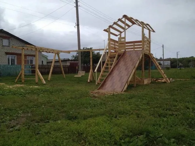 Самодельная горка со скатом из линолеума