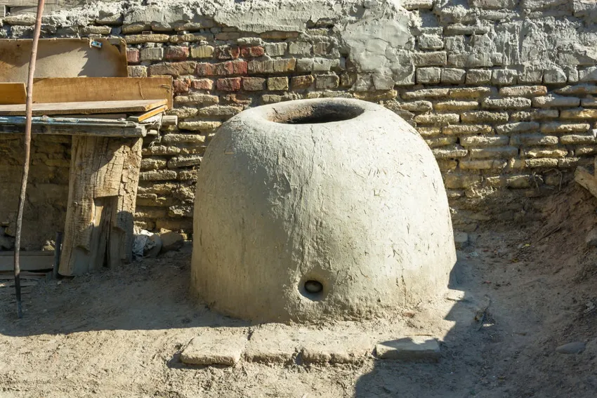 Традиционный узбекский тандыр лепится из глины по специальной технологии