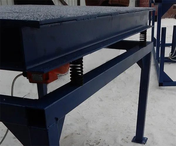 Фото вибростола вертикальной вибрации для производства тротуарной плитки и бетонных изделий до 150 кг.