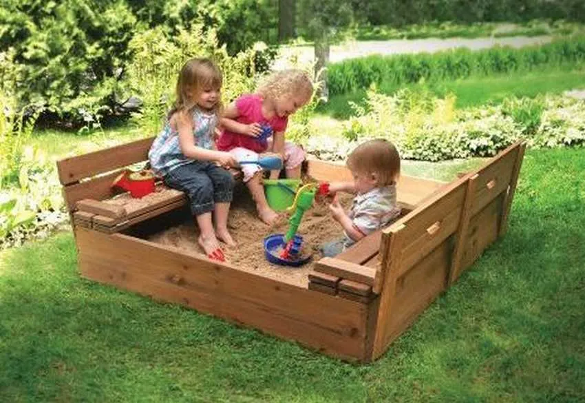 песочница, крышка которой трансформируется в лавочки