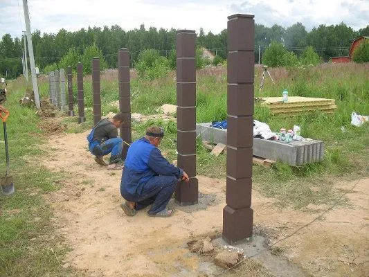 Установка бетонных столбов для забора