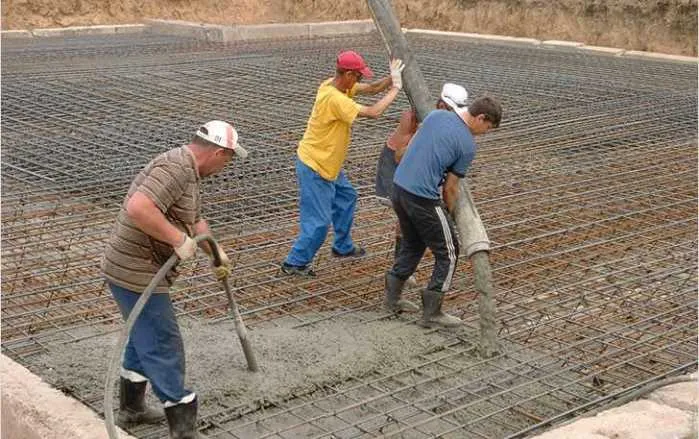 Заливка фундаментной плиты бетоном