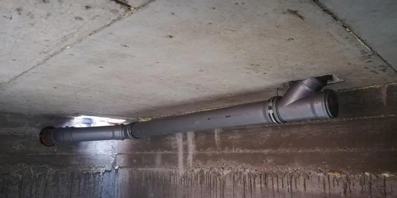 канализационные трубы разведены по потолку
