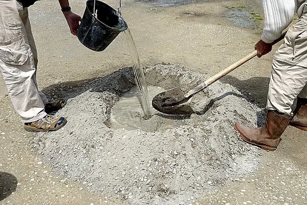 добавление воды в бетон