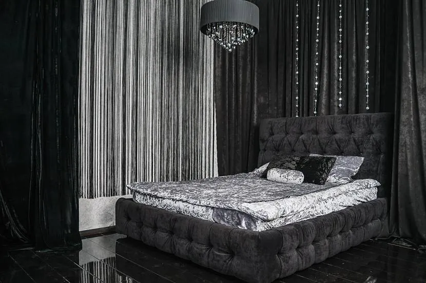 Серо-черная спальня с мягкой мебелью