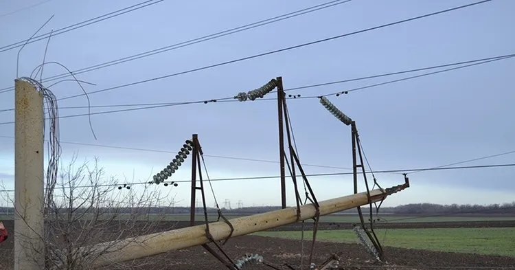 Особенно опасными являются возможные последствия обрыва провода, предотвратить которые может только обширная зона отчужденияФОТО: cs9.pikabu.ru