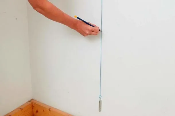 Разметка стен с помощью отвеса