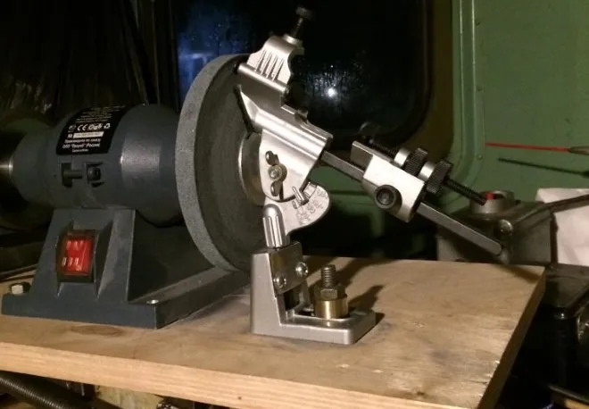 Стойка жестко закрепляется рядом со станком для заточки и обеспечивает точное позиционирование сверла относительно абразивного диска Стойка жестко закрепляется рядом со станком для заточки и обеспечивает точное позиционирование сверла относительно абразивного диска