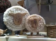 Bekijk de foto van assilem met als titel leuke schaapjes! en andere inspirerende plaatjes op Welke.nl. Sheep Crafts, Wool Crafts, Sheep Art, Diy Leather Bag, Sheep And Lamb