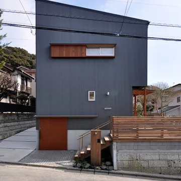 大家族が住まうバイクガレージのある家