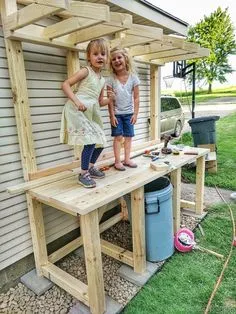 Family project... potting bench with garbage can enclosure! {Reality Daydream} Pallet Potting Bench, Potting Bench With Sink, Diy Pallet Projects, Pallet Diy, Easy Projects