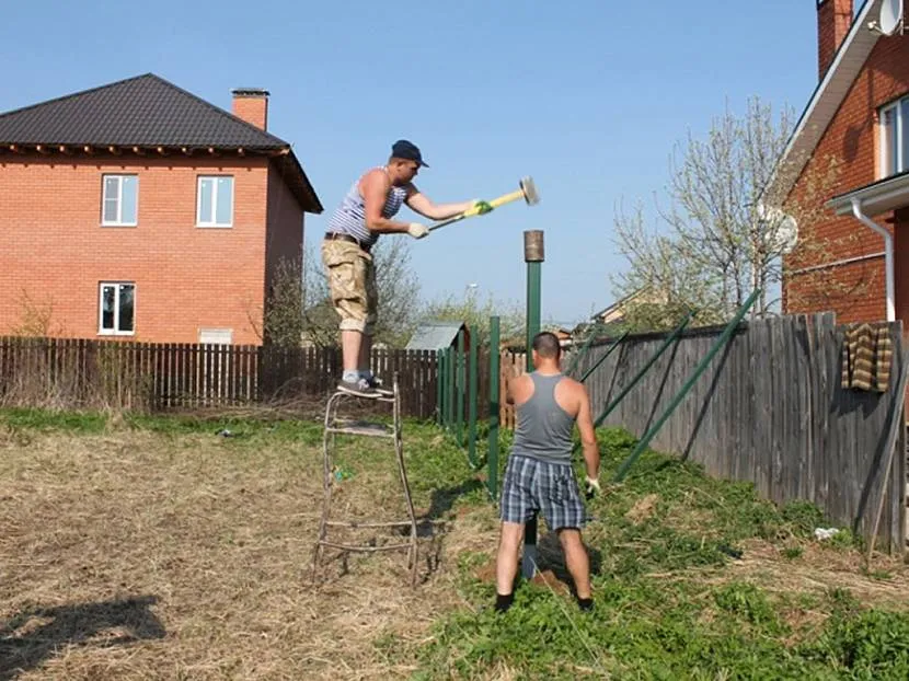 Забивание столбов кувалдой