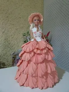 Boneca decorada com vestido em E.V.A. na cor escolhida, desde que disponível no mercado Barbie Pink Dress, Barbie Box, Barbie Cake, Barbie Skipper, Lace Crafts, Diy Crafts For Gifts, Doll Cake Diy, Doll Cakes, Doll Birthday Cake