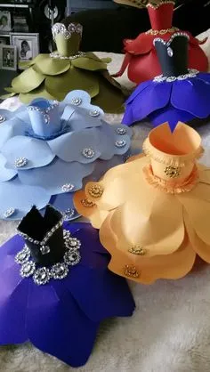 So cool -- upside down flowers plus bodice and decoration! Can't find source or instructions Giant Paper Flowers, Diy Flowers, Flower Diy, Origami Flowers, Diy Paper, Paper Crafts, Diy Crafts, Paper Projects, Craft Projects